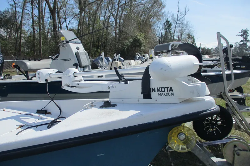 Slide: The Image of 2012 Stumpknocker 17 SPORT boat with Minn Kota Maxxum trolling motor. - 7