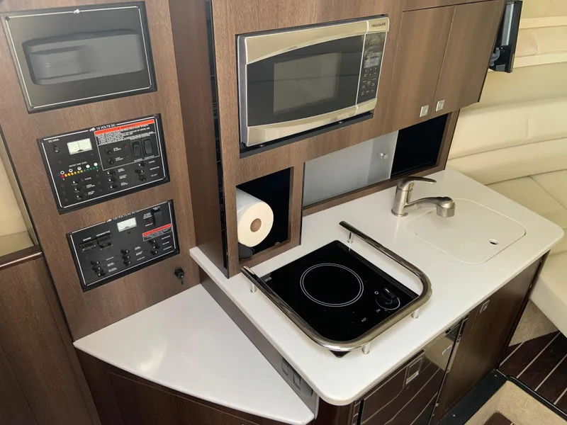 Slide: The Image of Monterey 295 Sport Yacht 2016 - 10