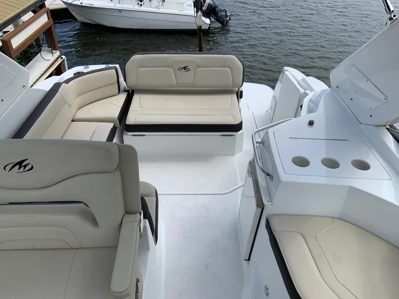 Slide: The Image of Monterey 295 Sport Yacht 2016 - 8