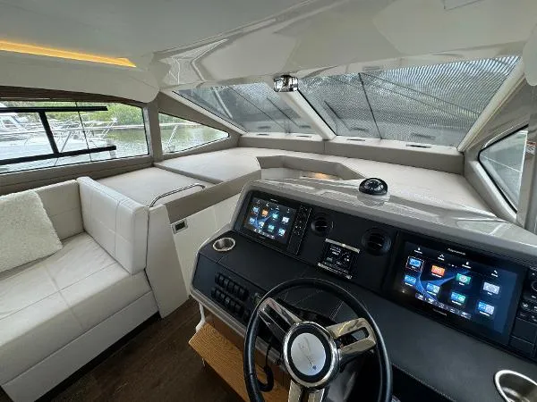 Slide: The Image of Sea Ray Sundancer 460 2017 - 4