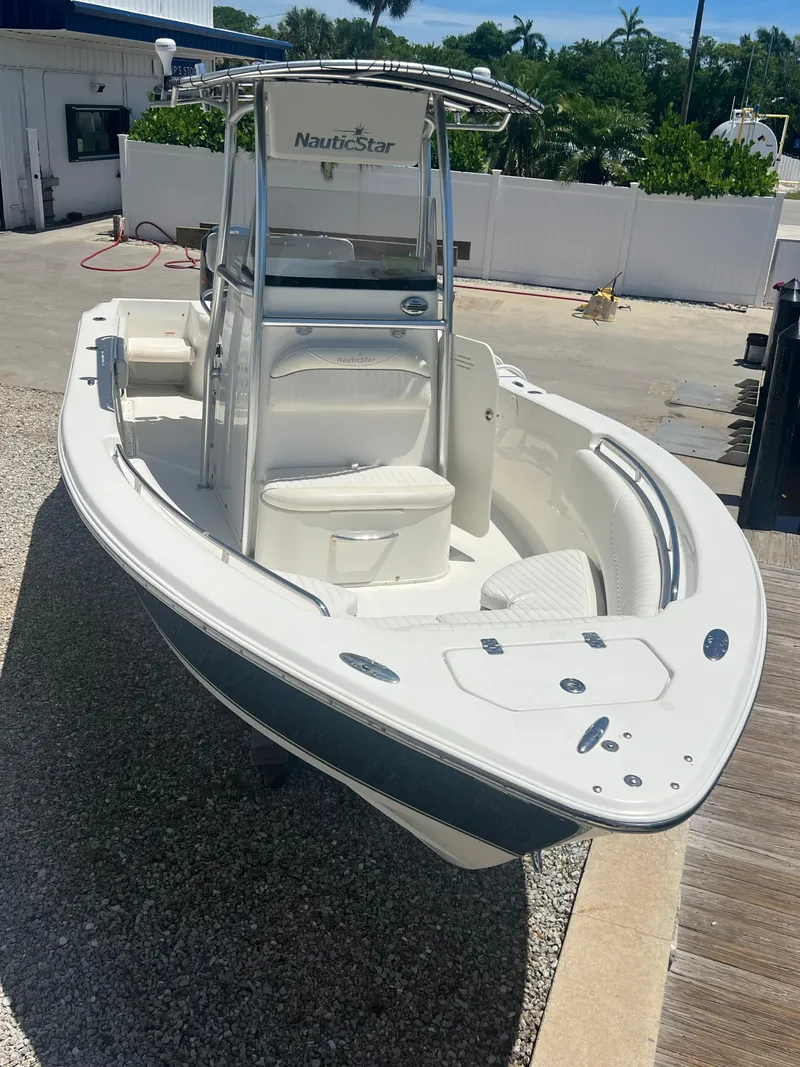 Slide: The Image of NauticStar 2200 Offshore 2011 - 3