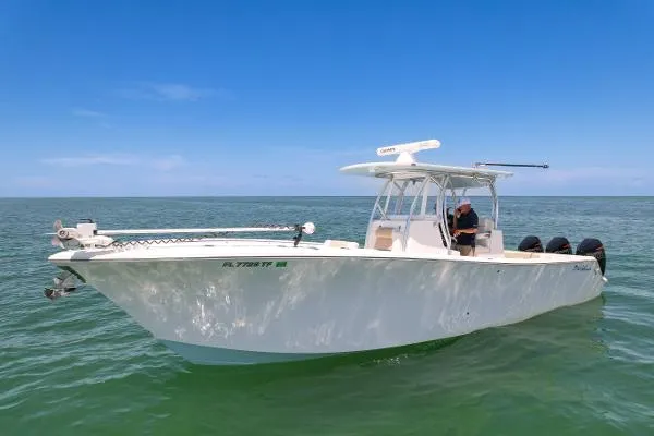 Slide: The Image of Front Runner 33 Center Console 2022 - 0