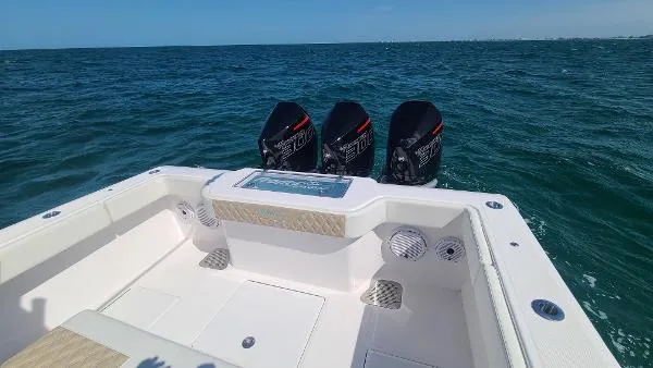 Slide: The Image of Front Runner 33 Center Console 2022 - 7