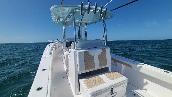Slide: The Image of Front Runner 33 Center Console 2022 - 9