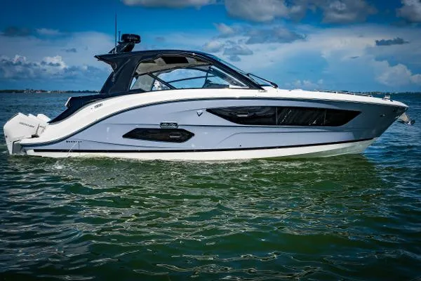 Slide: The Image of Sea Ray Sundancer 370 OB 2023 - 5