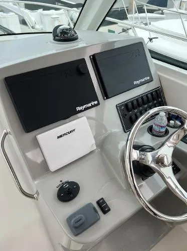 Slide: The Image of Boston Whaler 315 Conquest 2015 - 4