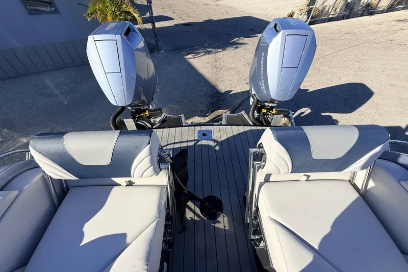 Slide: The Image of 2026 Avalon Excalibur boat with twin Mercury 425hp V-10 engines and joystick control. - 30