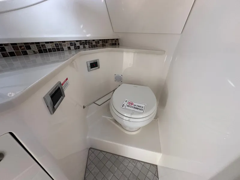 Slide: The Image of Sea Ray Sundancer 370 2024 - 59