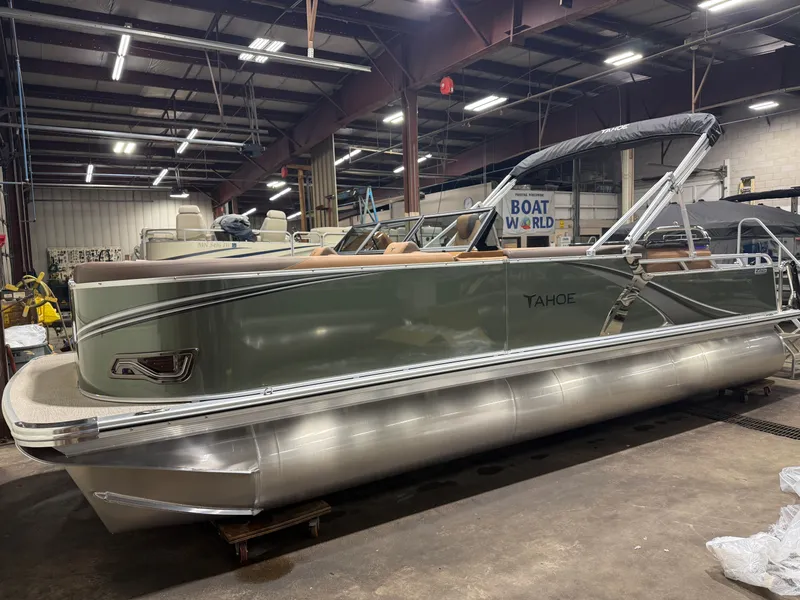 The Image of Tahoe LTZ 200HP Elite Windshield 2385 Tritoon 2026 - 1