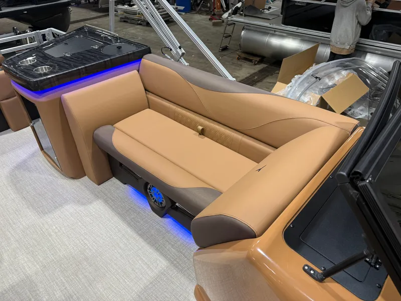 Slide: The Image of Tahoe LTZ 200HP Elite Windshield 2385 Tritoon 2026 - 10