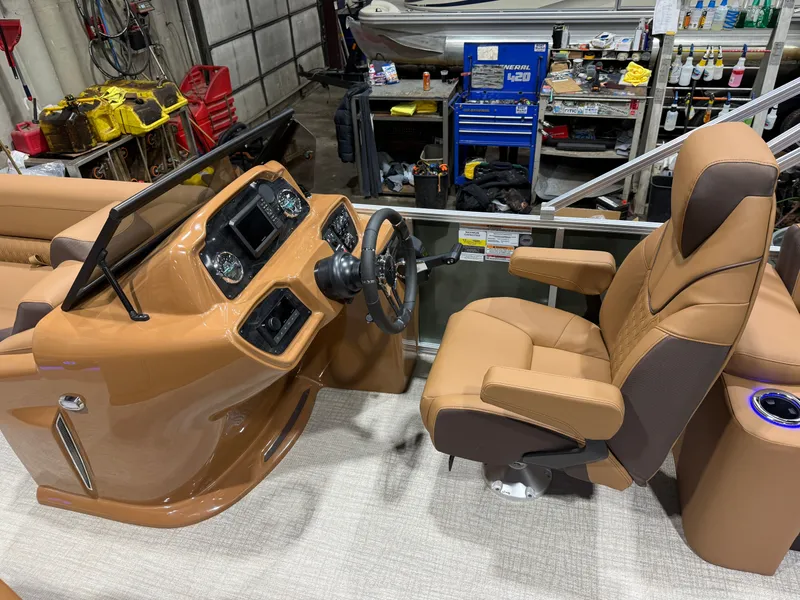 Slide: The Image of Tahoe LTZ 200HP Elite Windshield 2385 Tritoon 2026 - 11