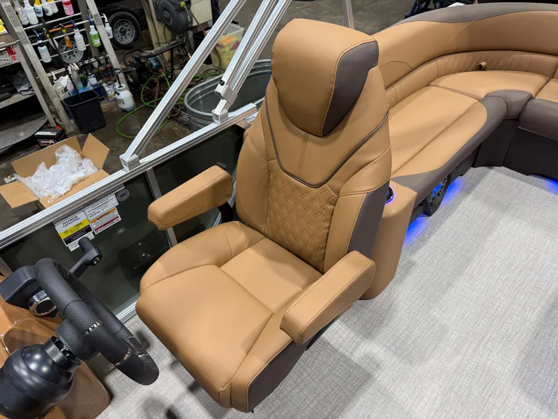 Slide: The Image of Tahoe LTZ 200HP Elite Windshield 2385 Tritoon 2026 - 12