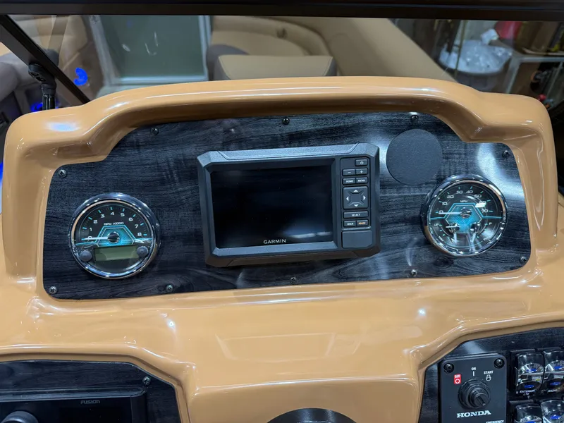 Slide: The Image of Tahoe LTZ 200HP Elite Windshield 2385 Tritoon 2026 - 16