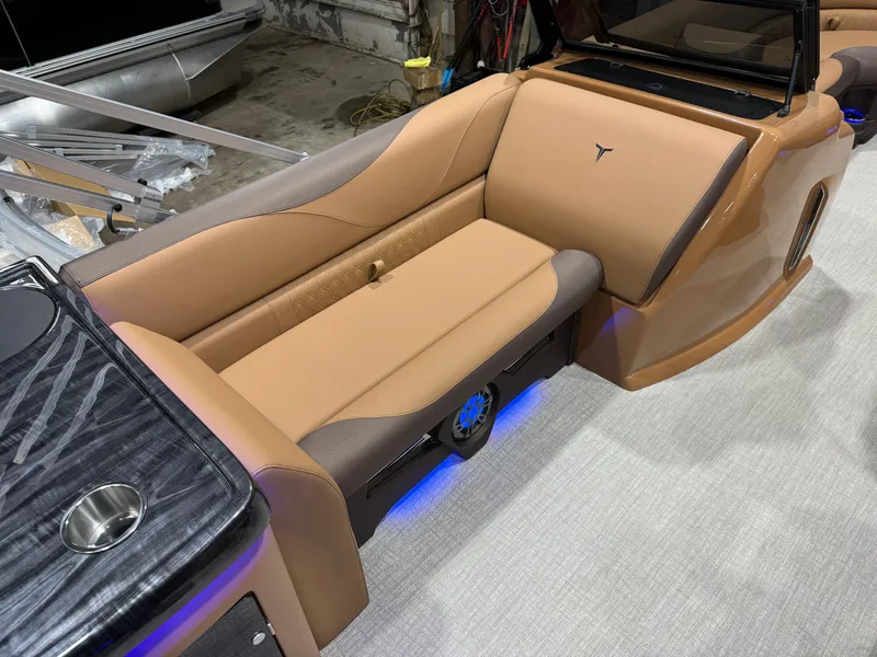 Slide: The Image of Tahoe LTZ 200HP Elite Windshield 2385 Tritoon 2026 - 19