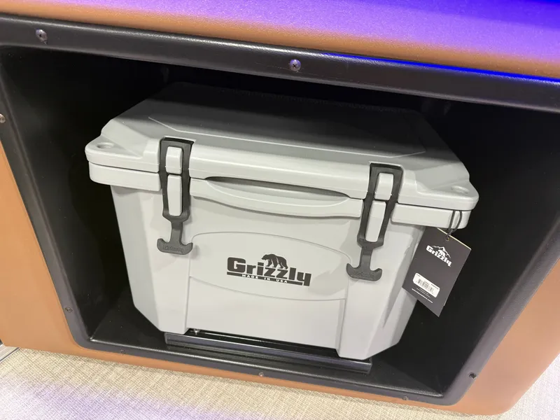 Slide: The Image of Tahoe LTZ 200HP Elite Windshield 2385 Tritoon 2026 - 22