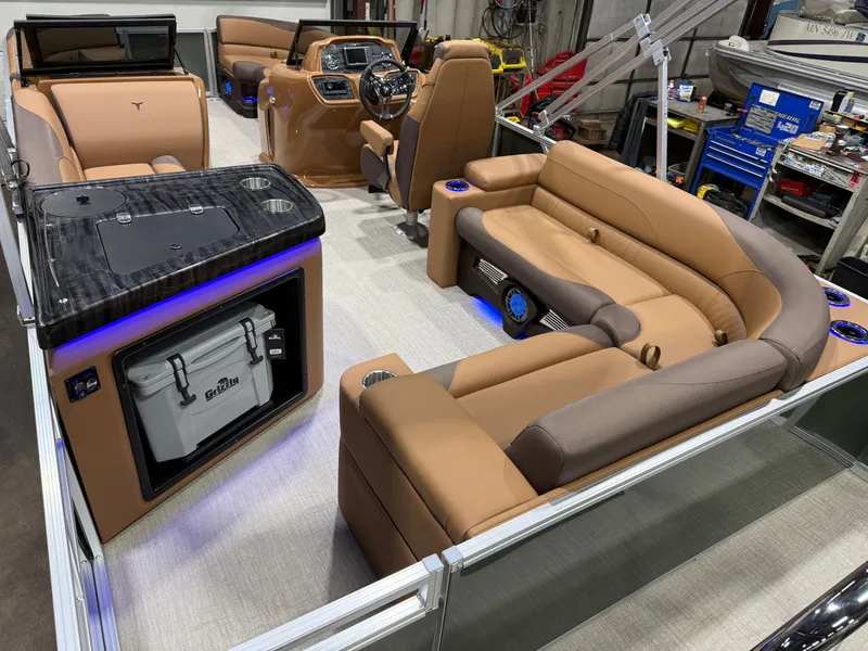 Slide: The Image of Tahoe LTZ 200HP Elite Windshield 2385 Tritoon 2026 - 28