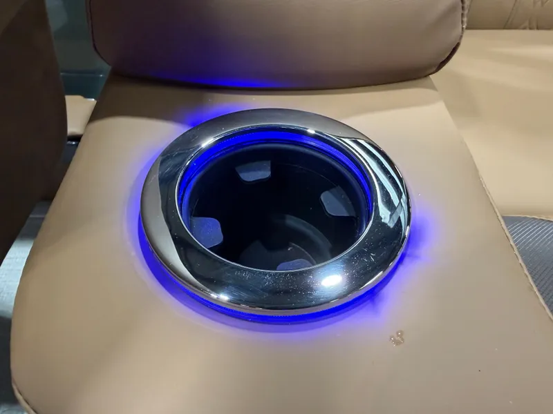 Slide: The Image of Tahoe LTZ 200HP Elite Windshield 2385 Tritoon 2026 - 29