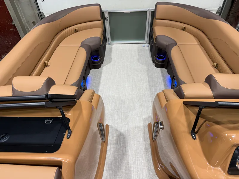 Slide: The Image of Tahoe LTZ 200HP Elite Windshield 2385 Tritoon 2026 - 34