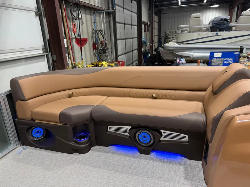 Slide: The Image of Tahoe LTZ 200HP Elite Windshield 2385 Tritoon 2026 - 35