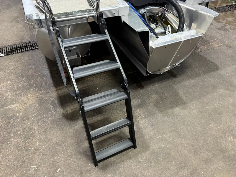 Slide: The Image of Tahoe LTZ 200HP Elite Windshield 2385 Tritoon 2026 - 44