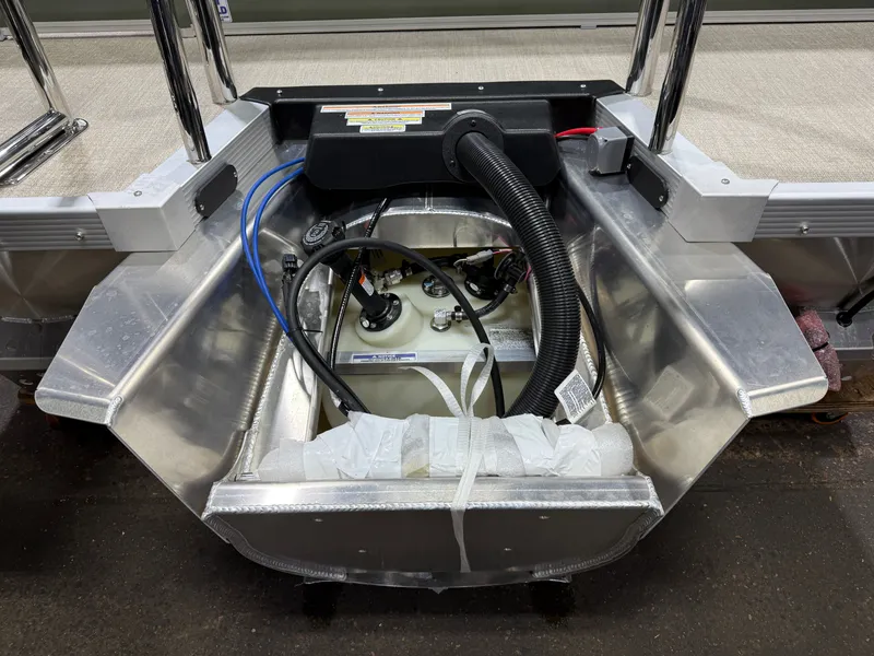 Slide: The Image of Tahoe LTZ 200HP Elite Windshield 2385 Tritoon 2026 - 46