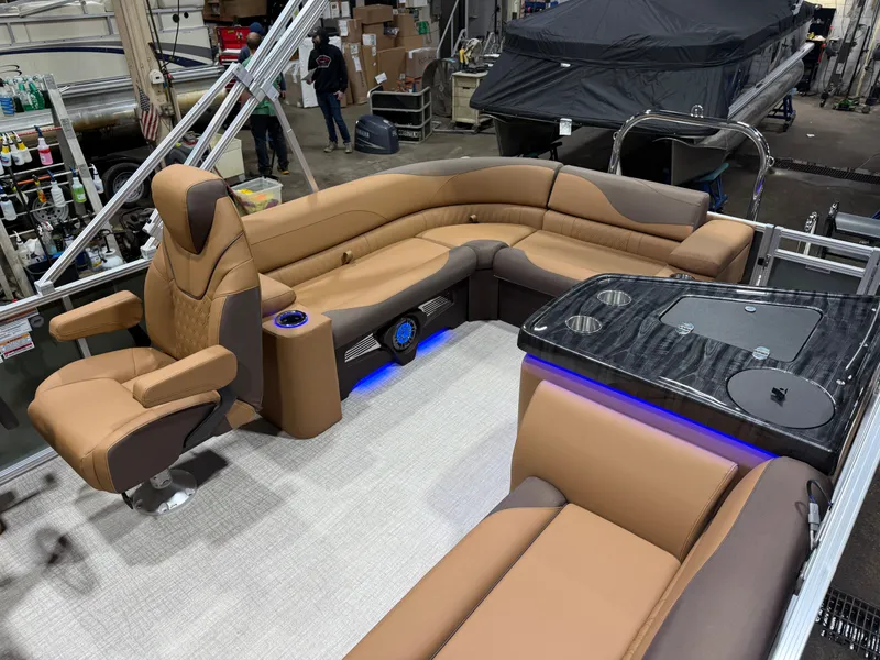 Slide: The Image of Tahoe LTZ 200HP Elite Windshield 2385 Tritoon 2026 - 5