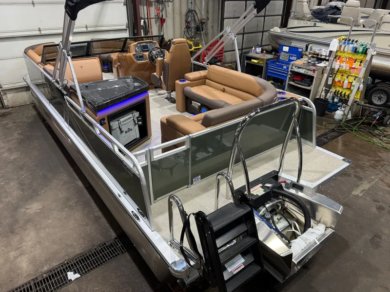 Slide: The Image of Tahoe LTZ 200HP Elite Windshield 2385 Tritoon 2026 - 51