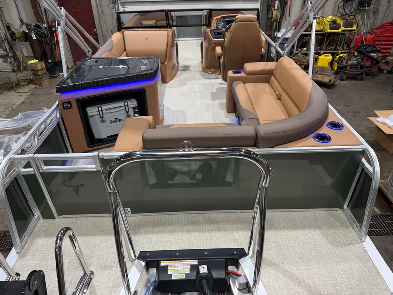 Slide: The Image of Tahoe LTZ 200HP Elite Windshield 2385 Tritoon 2026 - 6