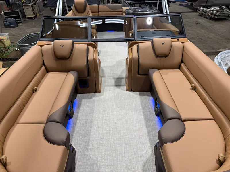 Slide: The Image of Tahoe LTZ 200HP Elite Windshield 2385 Tritoon 2026 - 7