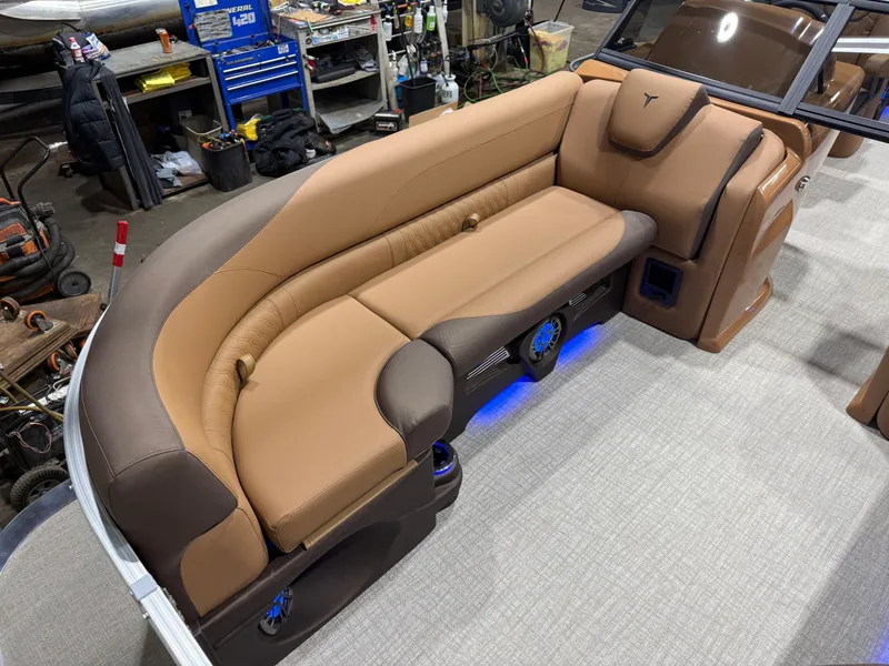 Slide: The Image of Tahoe LTZ 200HP Elite Windshield 2385 Tritoon 2026 - 8