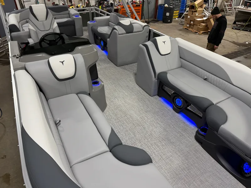 Slide: The Image of Tahoe LTZ 200HP Elite 2385 Tritoon 2025 - 31