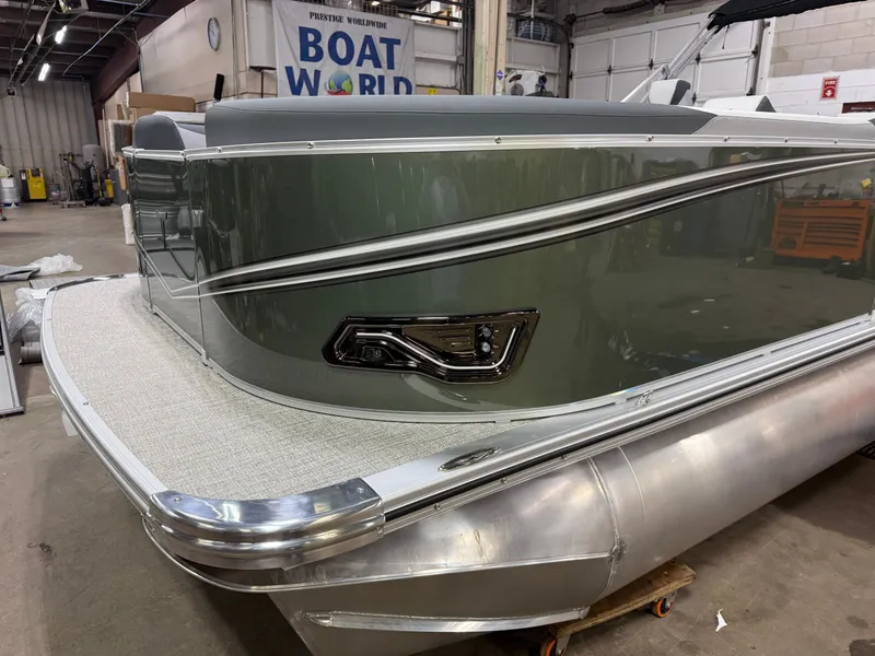 Slide: The Image of Tahoe LTZ 200HP Elite 2385 Tritoon 2025 - 35