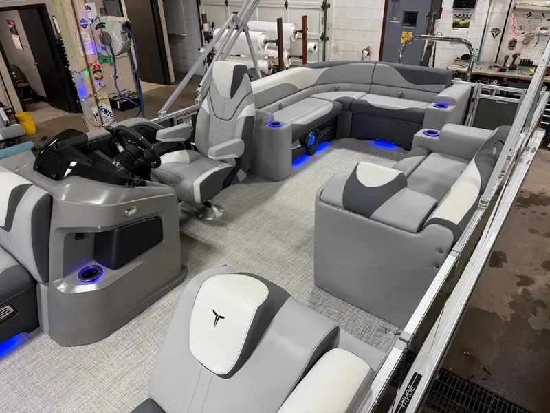 Slide: The Image of Tahoe LTZ 200HP Elite 2385 Tritoon 2025 - 4