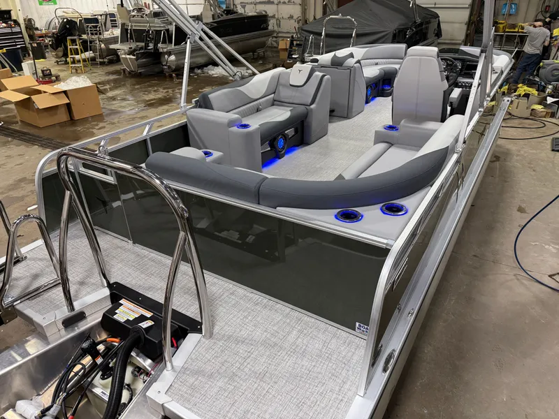 Slide: The Image of Tahoe LTZ 200HP Elite 2385 Tritoon 2025 - 47