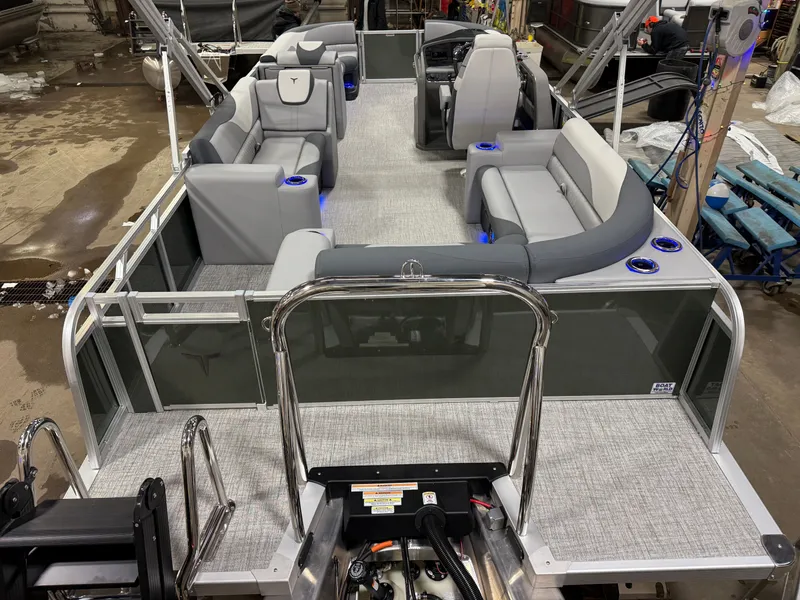 Slide: The Image of Tahoe LTZ 200HP Elite 2385 Tritoon 2025 - 7