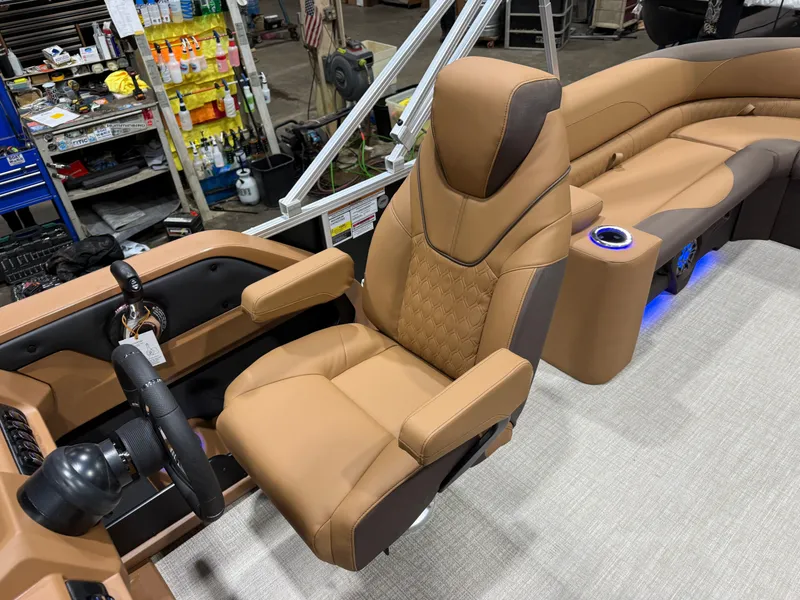 Slide: The Image of Tahoe LTZ 200HP Elite 2385 Tritoon 2026 - 10