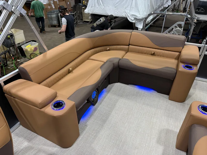 Slide: The Image of Tahoe LTZ 200HP Elite 2385 Tritoon 2026 - 17