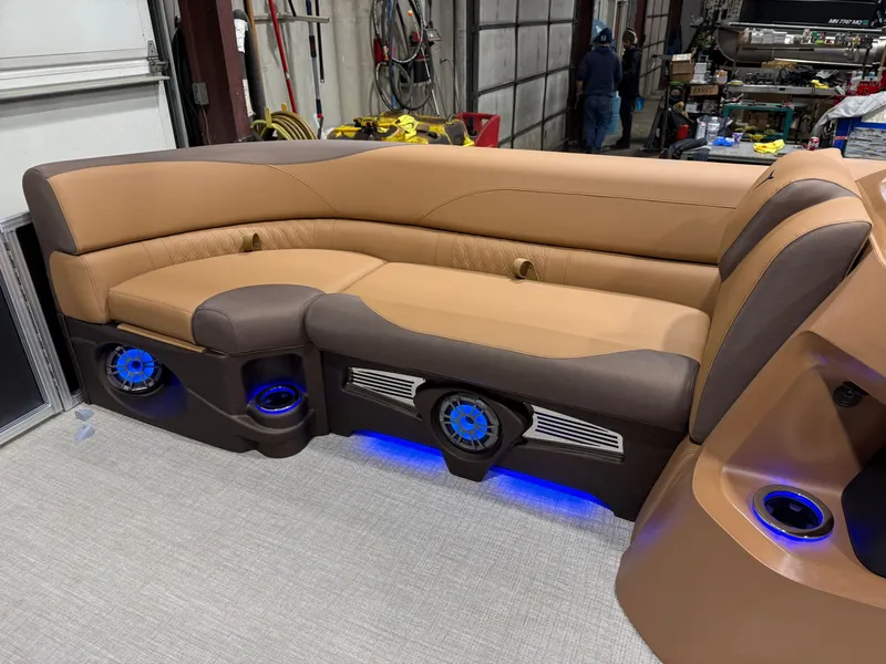 Slide: The Image of Tahoe LTZ 200HP Elite 2385 Tritoon 2026 - 29