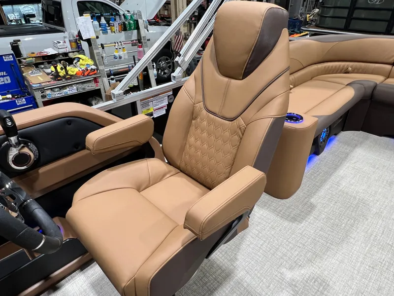 Slide: The Image of Tahoe LTZ 200HP Elite 2385 Tritoon 2026 - 10