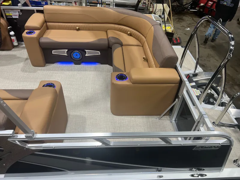 Slide: The Image of Tahoe LTZ 200HP Elite 2385 Tritoon 2026 - 4