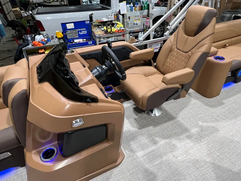 Slide: The Image of Tahoe LTZ 200HP Elite 2385 Tritoon 2026 - 9