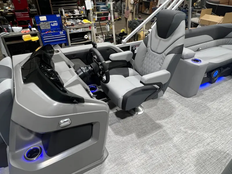 Slide: The Image of Tahoe LTZ 200HP Elite 2385 Tritoon 2026 - 12