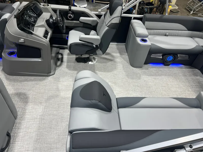 Slide: The Image of Tahoe LTZ 200HP Elite 2385 Tritoon 2026 - 4