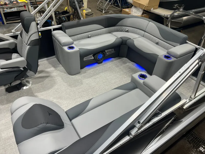 Slide: The Image of Tahoe LTZ 200HP Elite 2385 Tritoon 2026 - 6