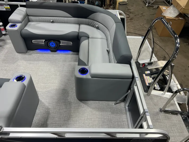 Slide: The Image of Tahoe LTZ 200HP Elite 2385 Tritoon 2026 - 7