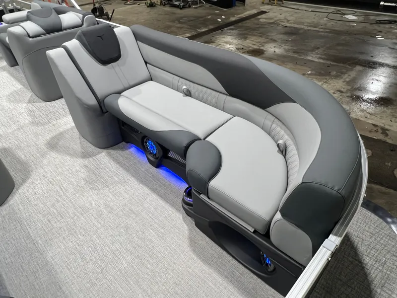 Slide: The Image of Tahoe LTZ 200HP Elite 2385 Tritoon 2026 - 9