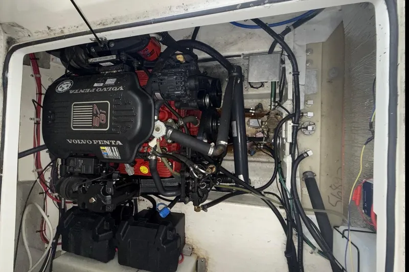 Slide: The Image of Engine compartment of a 2007 Glastron GS 279 with Volvo Penta 5.7 Gi engine. - 39