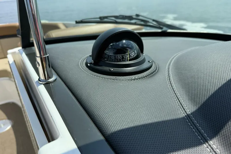 Slide: The Image of Compass on 2016 Sea Ray SLX 250 boat dashboard, close-up view. - 23