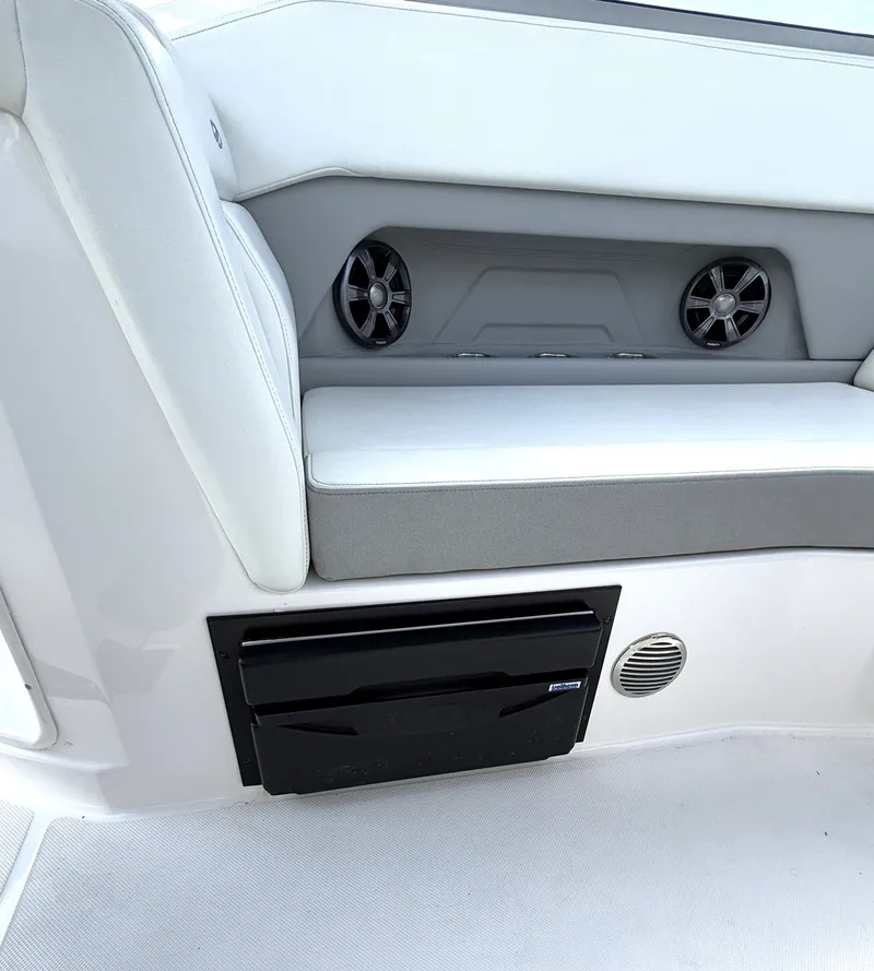 Slide: The Image of Regal 28 Express 2021 - 25