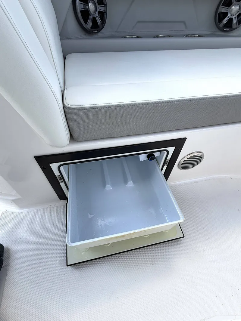 Slide: The Image of Regal 28 Express 2021 - 26